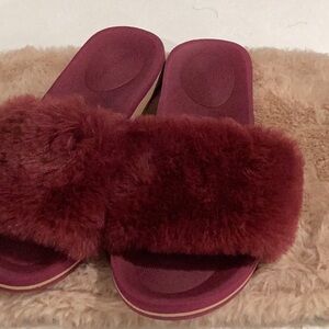 Plush Burgundy Women's Slide Sandals